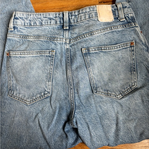Zara Mom Fit Jeans in Mid Blue - Picture 3 of 3